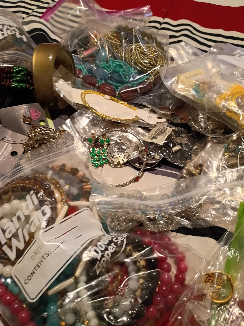 Assorted Women's  lot jewelry   Necklaces, Bracelet, Earrings. New